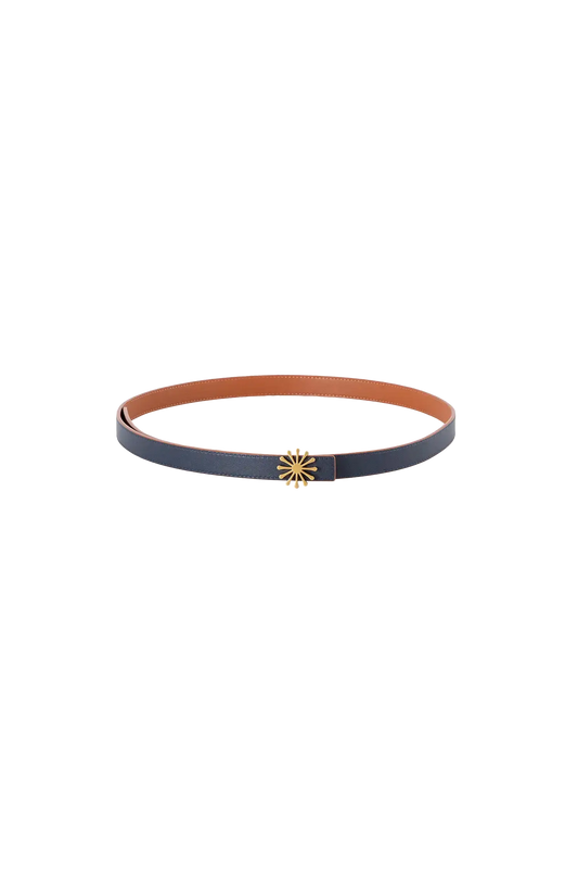 Cinto de couro de 20mm na cor marrom com fivela metálica dourada elegante com acabamento com costuras reforçadas, design sofisticado e atemporal ideal para ajustar e complementar o visual com elegância.