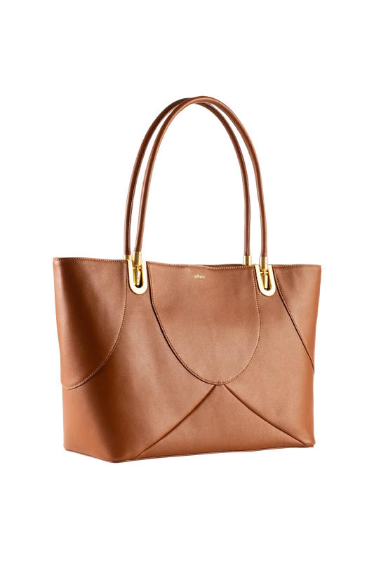 Bolsa de mão em couro legítimo na cor marrom claro com fechamento seguro e alça ajustável confortável, design sofisticado e funcional ideal para o dia a dia.