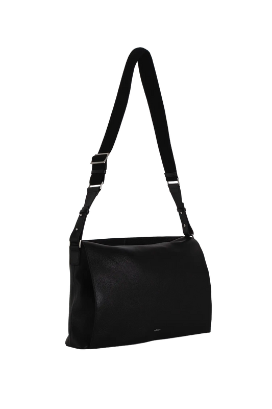 Bolsa tiracolo em couro legítimo na cor preta com fechamento seguro e alça ajustável confortável, design sofisticado e funcional ideal para o dia a dia.