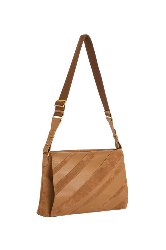 Bolsa tiracolo em camurça na cor com tom elegante com fechamento seguro e alça ajustável confortável, design sofisticado e funcional ideal para o dia a dia.