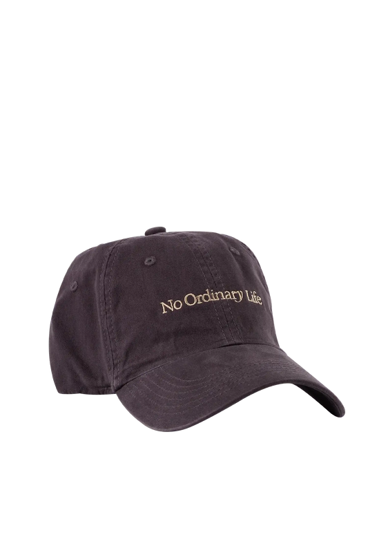 Boné casual em algodão 100% com tom versátil com bordado frontal minimalista de alta definição, design casual e contemporâneo, perfeito para proteger o rosto do sol adicionando personalidade ao look de rua.