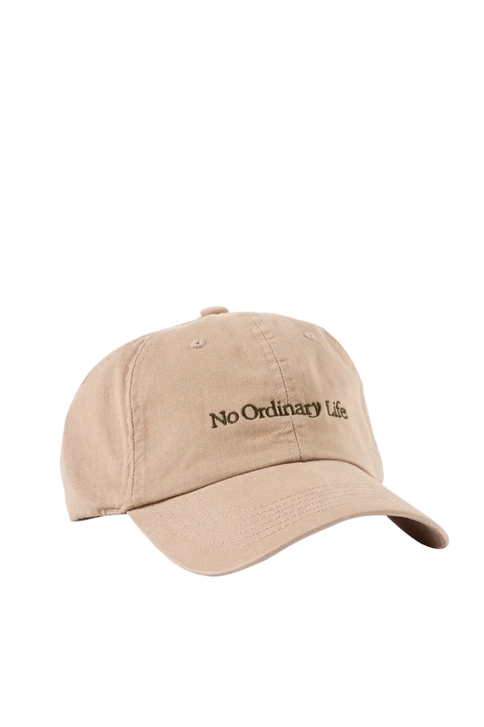 Boné casual em algodão 100% na cor areia com bordado frontal minimalista de alta definição, estética urbana com acabamento impecável, ideal para complementar produções descontraídas com sofisticação.