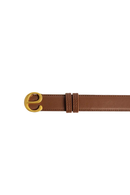 Cinto de couro na cor marrom com fivela metálica dourada elegante com acabamento com costuras reforçadas, modelo versátil e elegante que combina praticidade com o refinamento do design de alta qualidade.