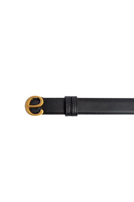 Cinto de couro na cor preto com fivela metálica dourada elegante com acabamento com costuras reforçadas, estética refinada e funcional, perfeito para elevar o look do dia a dia com um toque de luxo.