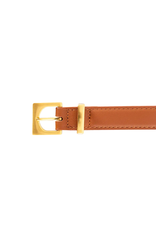 Cinto de couro de 20mm na cor marrom com fivela dourada em formato geométrico e estrutura interna acolchoada com enchimento, detalhes premium e silhueta limpa, uma peça versátil indispensável para o guarda-roupa contemporâneo.
