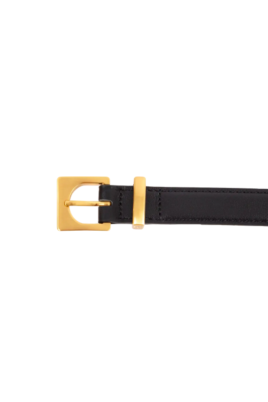 Cinto de couro de 20mm na cor preto com fivela dourada em formato geométrico e estrutura interna acolchoada com enchimento, modelo versátil e elegante que combina praticidade com o refinamento do design de alta qualidade.