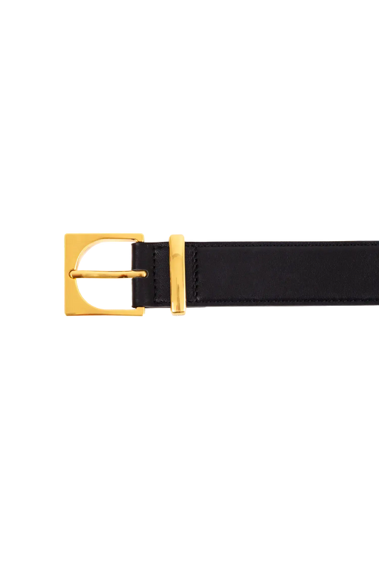 Cinto de couro na cor preto com fivela dourada em formato geométrico e estrutura interna acolchoada com enchimento, essencial para marcar a cintura com sutileza, aliando durabilidade e elegância no vestuário diário.