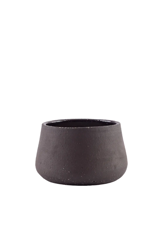 Vela aromática artesanal em recipiente de cerâmica artesanal com cera vegetal de coco na cor terracota natural com fragrância fresca de notas de limão siciliano, rosa, jasmim e vetiver, sinônimo de bem-estar e sofisticação olfativa, ideal para criar um clima intimista e relaxante a qualquer hora.