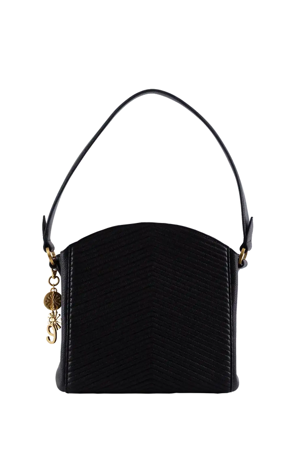 Bolsa preta com textura em V, alça longa e detalhes dourados, design sofisticado e funcional