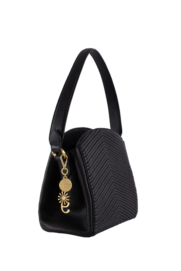 Bolsa preta com textura em zigue-zague e detalhe dourado, design sofisticado e funcional
