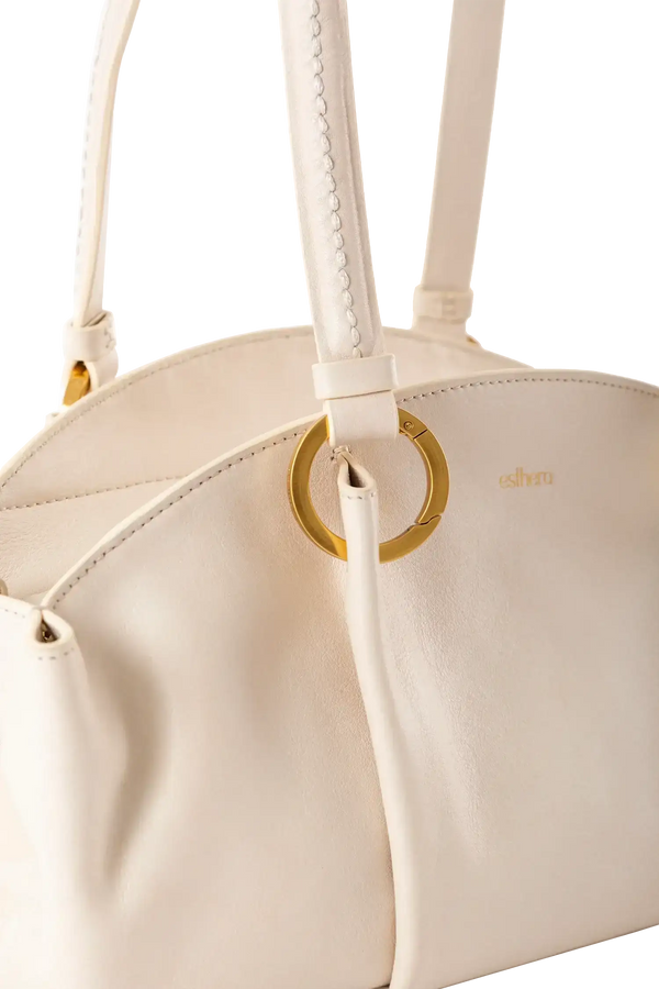 Bolsa baguette em couro legítimo na cor areia com fechamento por zíper e alça de ombro confortável, design sofisticado e funcional ideal para o dia a dia.