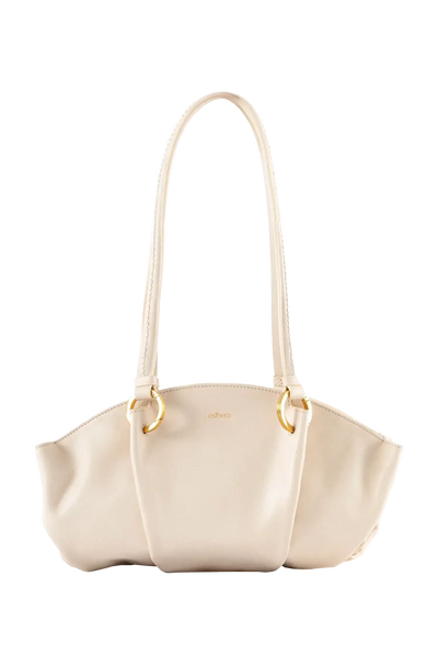Bolsa baguette em couro legítimo na cor areia com fechamento por zíper e alça de ombro confortável, design sofisticado e funcional ideal para o dia a dia.