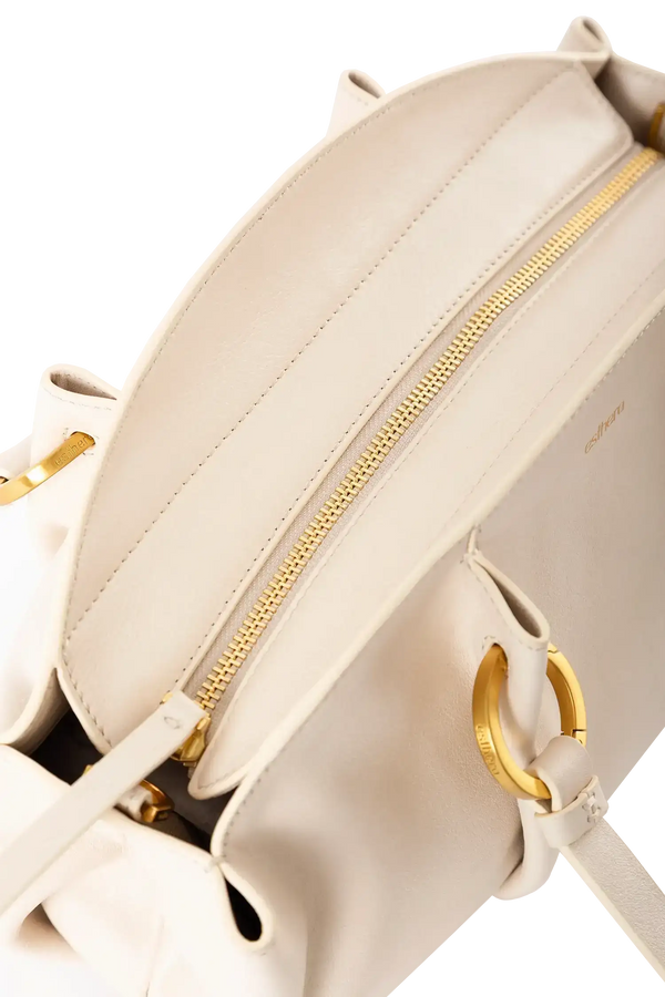 Bolsa baguette em couro legítimo na cor areia com fechamento por zíper e alça de ombro confortável, design sofisticado e funcional ideal para o dia a dia.