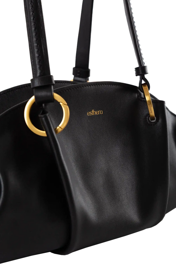 Bolsa baguette em couro legítimo na cor preta com fechamento por zíper e alça de ombro confortável, design sofisticado e funcional ideal para o dia a dia.