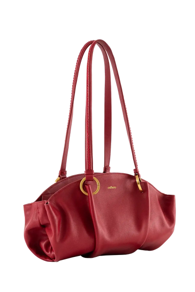 Bolsa baguette em couro legítimo na cor vermelha merlot com fechamento por zíper e alça de ombro confortável, design sofisticado e funcional ideal para o dia a dia.