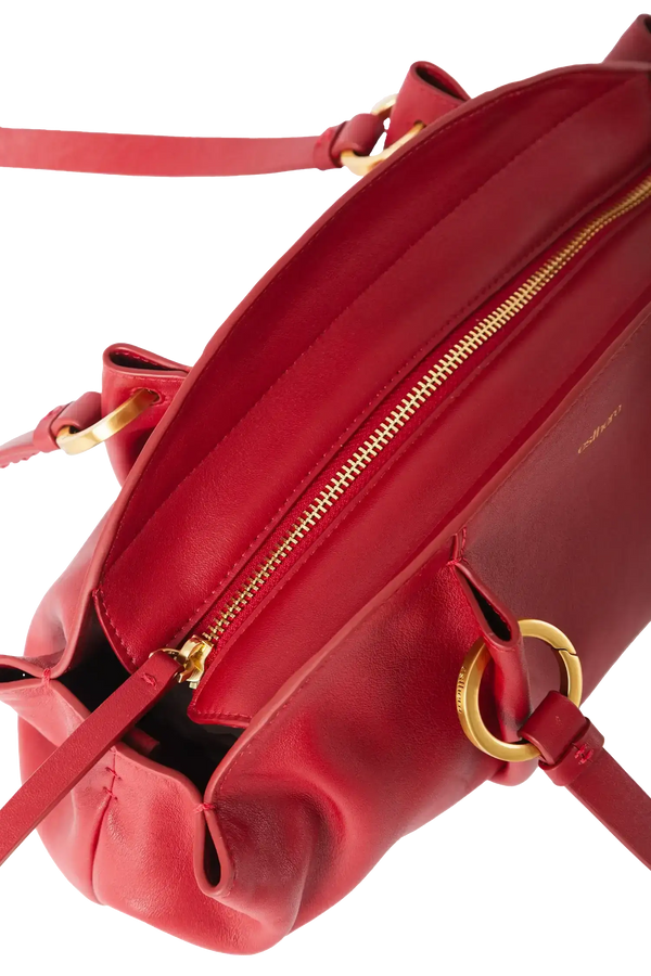 Bolsa baguette em couro legítimo na cor vermelha merlot com fechamento por zíper e alça de ombro confortável, design sofisticado e funcional ideal para o dia a dia.