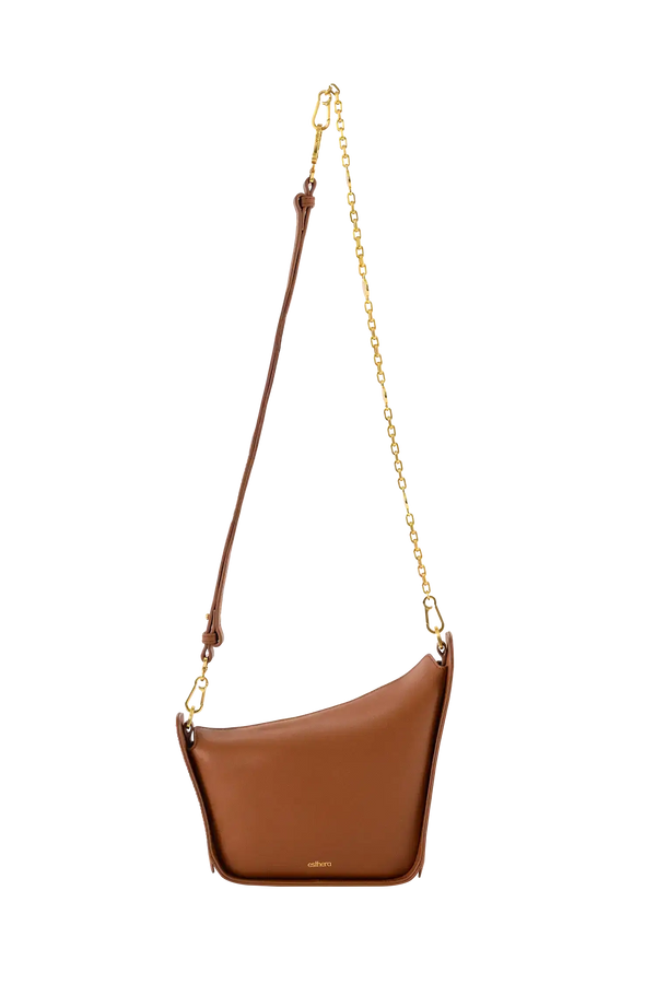 Bolsa em couro legítimo na cor marrom claro com fechamento por zíper e alça de ombro confortável, design sofisticado e funcional ideal para o dia a dia.