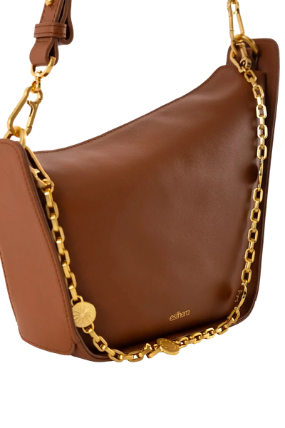 Bolsa em couro legítimo na cor marrom claro com fechamento por zíper e alça de ombro confortável, design sofisticado e funcional ideal para o dia a dia.