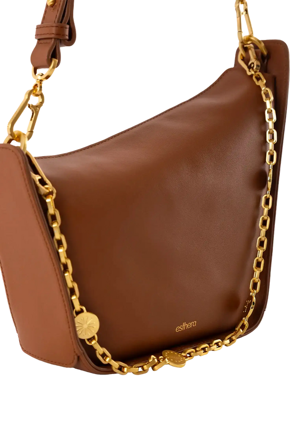 Bolsa em couro legítimo na cor marrom claro com fechamento por zíper e alça de ombro confortável, design sofisticado e funcional ideal para o dia a dia.