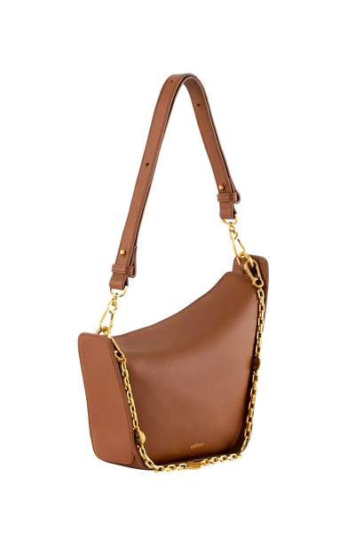 Bolsa em couro legítimo na cor marrom claro com fechamento por zíper e alça de ombro confortável, design sofisticado e funcional ideal para o dia a dia.