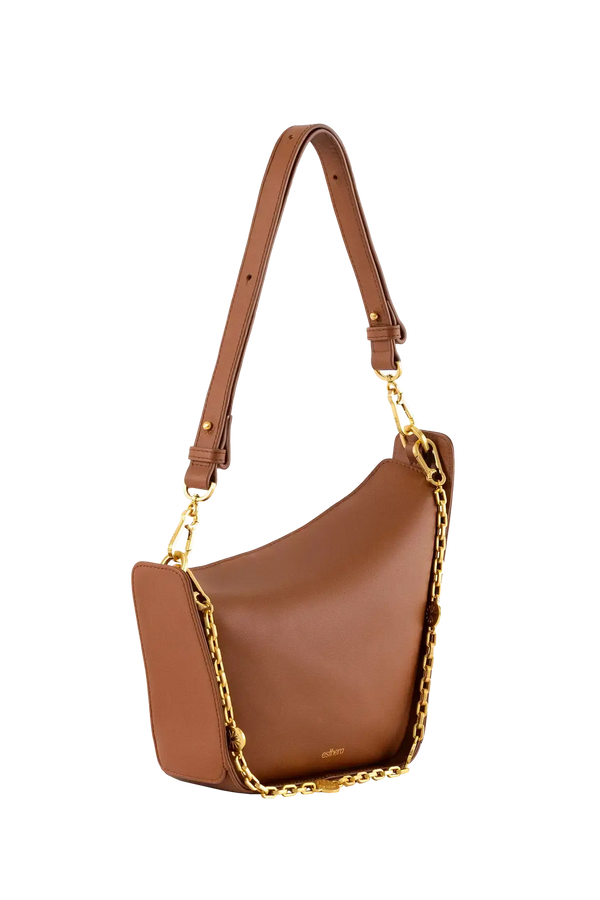 Bolsa em couro legítimo na cor marrom claro com fechamento por zíper e alça de ombro confortável, design sofisticado e funcional ideal para o dia a dia.