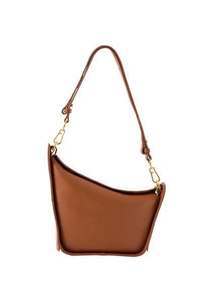 Bolsa em couro legítimo na cor marrom claro com fechamento por zíper e alça de ombro confortável, design sofisticado e funcional ideal para o dia a dia.
