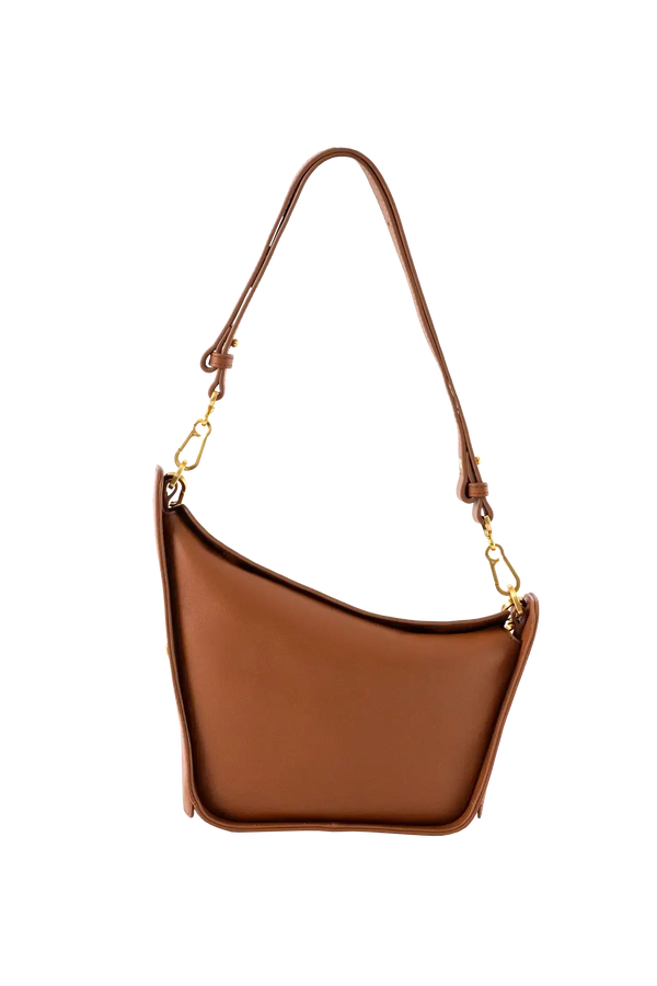 Bolsa em couro legítimo na cor marrom claro com fechamento por zíper e alça de ombro confortável, design sofisticado e funcional ideal para o dia a dia.