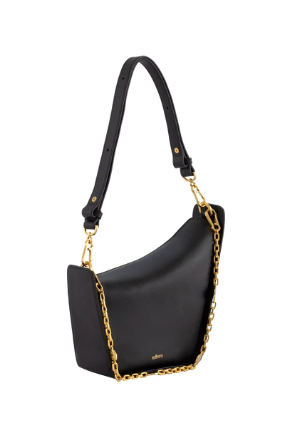 Bolsa em couro legítimo na cor preta com fechamento por zíper e alça de ombro confortável, design sofisticado e funcional ideal para o dia a dia.