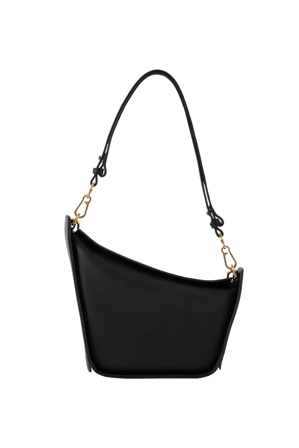 Bolsa em couro legítimo na cor preta com fechamento por zíper e alça de ombro confortável, design sofisticado e funcional ideal para o dia a dia.
