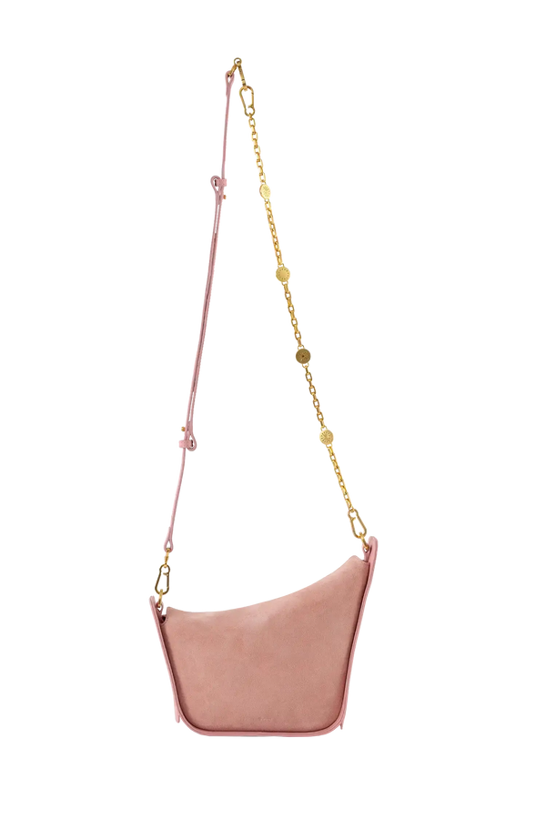 Bolsa em camurça na cor com tom elegante com fechamento por zíper e alça de ombro confortável, design sofisticado e funcional ideal para o dia a dia.