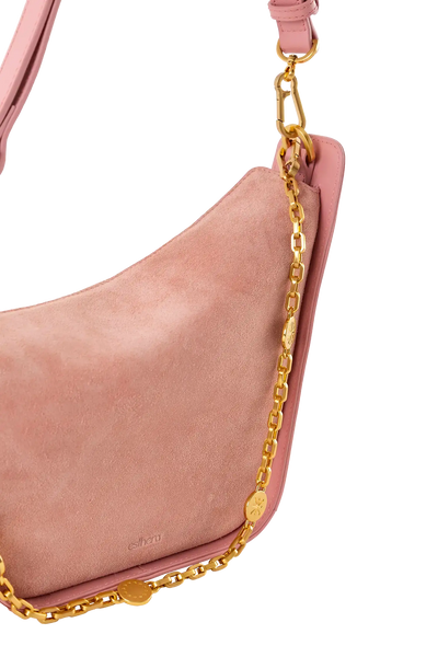 Bolsa em camurça na cor com tom elegante com fechamento por zíper e alça de ombro confortável, design sofisticado e funcional ideal para o dia a dia.