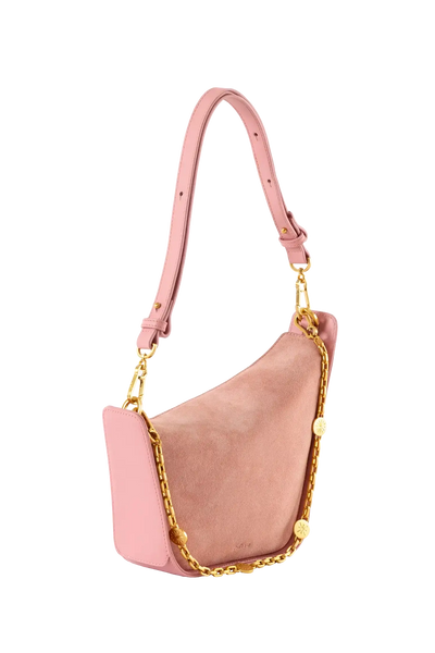 Bolsa em camurça na cor com tom elegante com fechamento por zíper e alça de ombro confortável, design sofisticado e funcional ideal para o dia a dia.