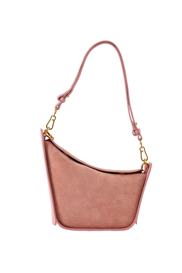 Bolsa em camurça na cor com tom elegante com fechamento por zíper e alça de ombro confortável, design sofisticado e funcional ideal para o dia a dia.