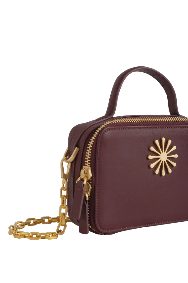 Bolsa de ombro em couro legítimo na cor burgundy com fechamento por zíper e alça de ombro confortável, design sofisticado e funcional ideal para o dia a dia.