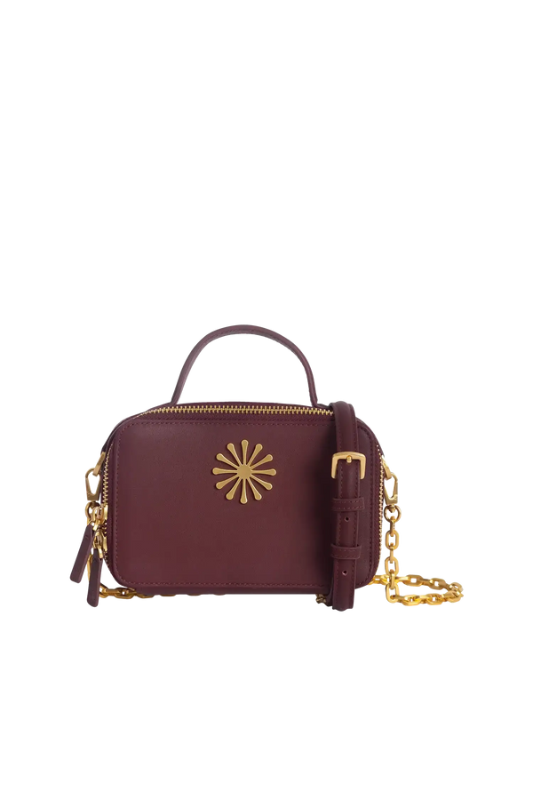 Bolsa de ombro em couro legítimo na cor burgundy com fechamento por zíper e alça de ombro confortável, design sofisticado e funcional ideal para o dia a dia.
