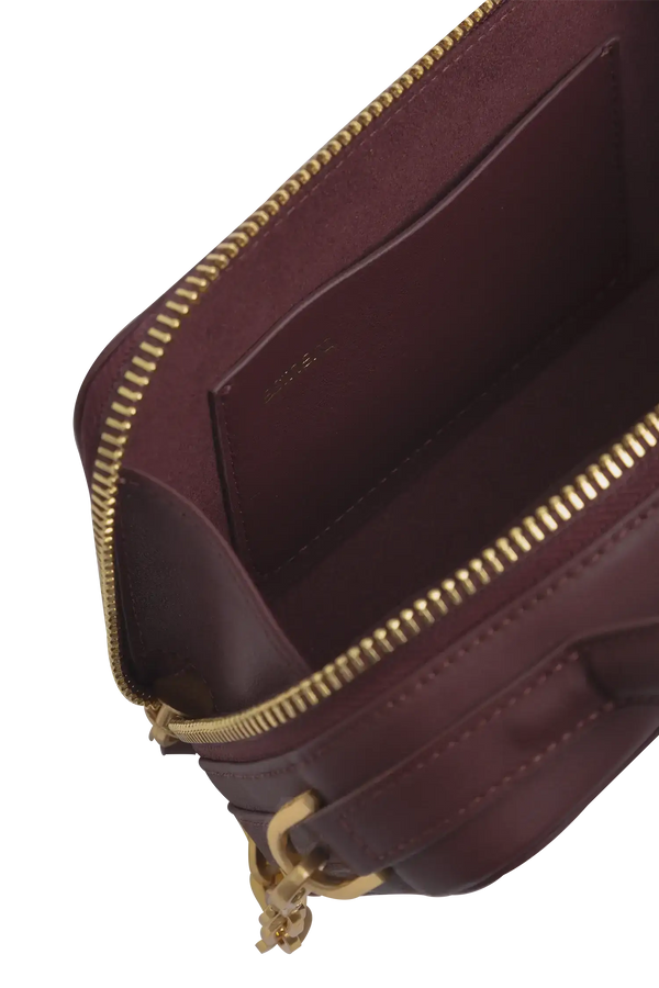 Bolsa de ombro em couro legítimo na cor burgundy com fechamento por zíper e alça de ombro confortável, design sofisticado e funcional ideal para o dia a dia.