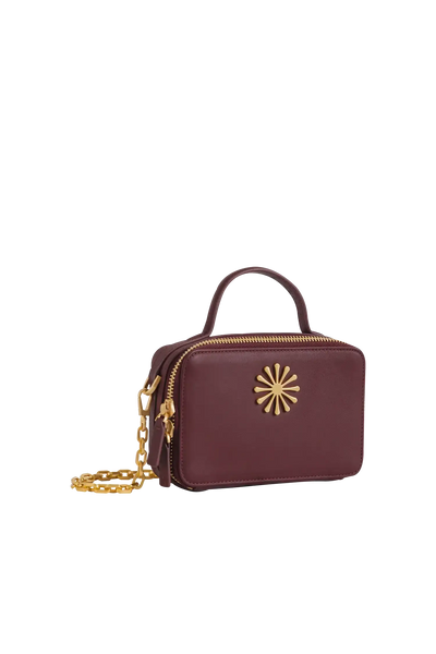 Bolsa de ombro em couro legítimo na cor burgundy com fechamento por zíper e alça de ombro confortável, design sofisticado e funcional ideal para o dia a dia.