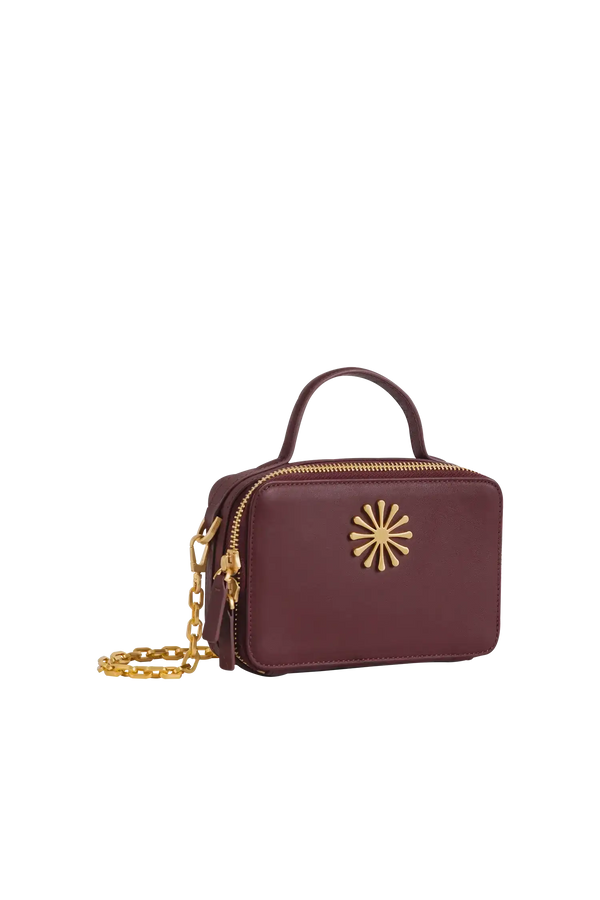 Bolsa de ombro em couro legítimo na cor burgundy com fechamento por zíper e alça de ombro confortável, design sofisticado e funcional ideal para o dia a dia.
