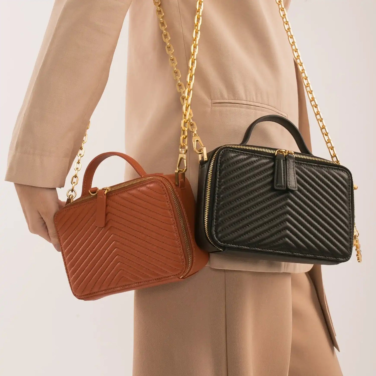 Bolsas femininas com alça de corrente dourada e design em V, em tons de marrom e preto