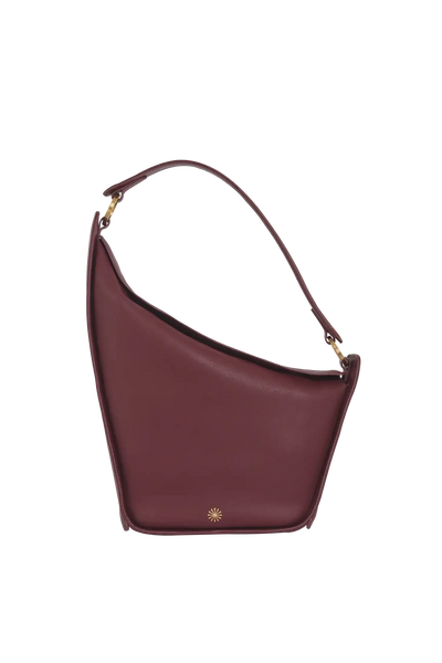 Bolsa de ombro em couro legítimo na cor burgundy com fechamento seguro e alça ajustável confortável, design sofisticado e funcional ideal para o dia a dia.