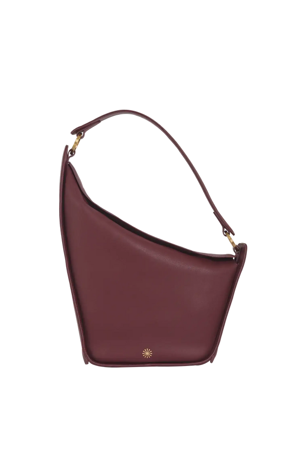 Bolsa de ombro em couro legítimo na cor burgundy com fechamento seguro e alça ajustável confortável, design sofisticado e funcional ideal para o dia a dia.