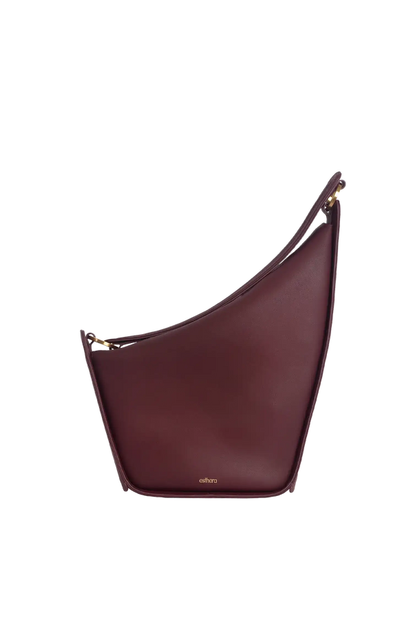 Bolsa de ombro em couro legítimo na cor burgundy com fechamento seguro e alça ajustável confortável, design sofisticado e funcional ideal para o dia a dia.