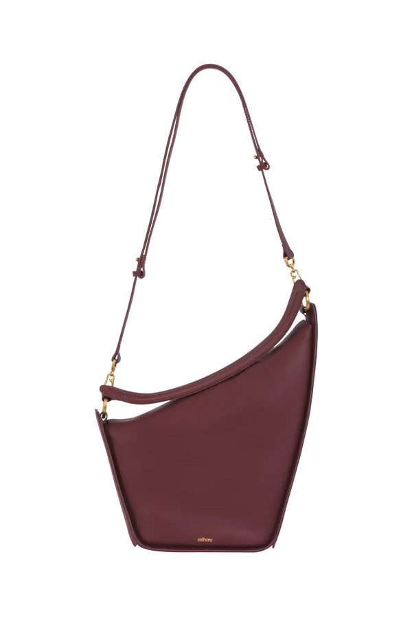 Bolsa de ombro em couro legítimo na cor burgundy com fechamento seguro e alça ajustável confortável, design sofisticado e funcional ideal para o dia a dia.