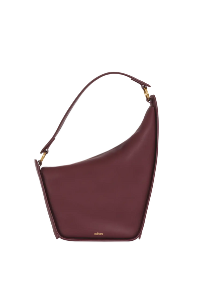 Bolsa de ombro em couro legítimo na cor burgundy com fechamento seguro e alça ajustável confortável, design sofisticado e funcional ideal para o dia a dia.