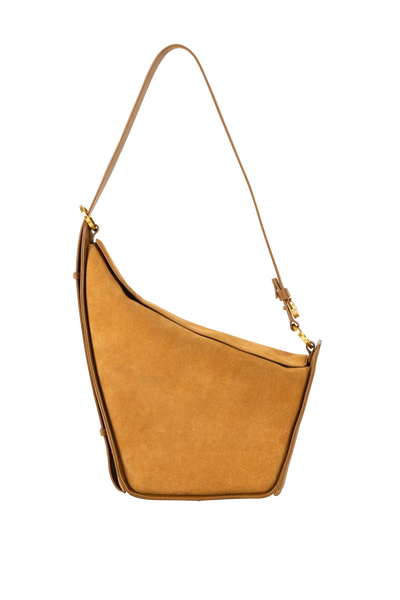 Bolsa em camurça na cor com tom elegante com fechamento seguro e alça ajustável confortável, design sofisticado e funcional ideal para o dia a dia.