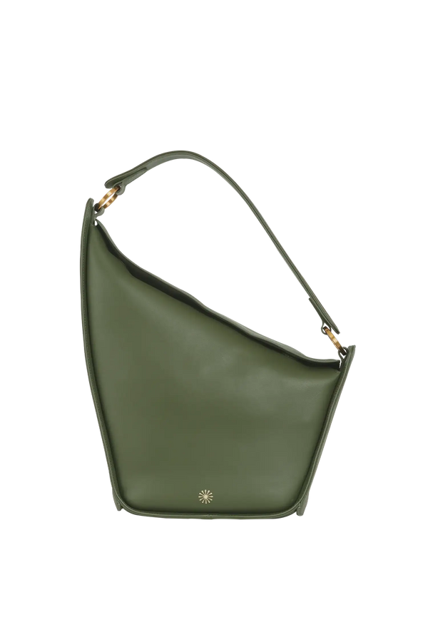Bolsa de ombro em couro legítimo na cor preta com fechamento seguro e alça ajustável confortável, design sofisticado e funcional ideal para o dia a dia.