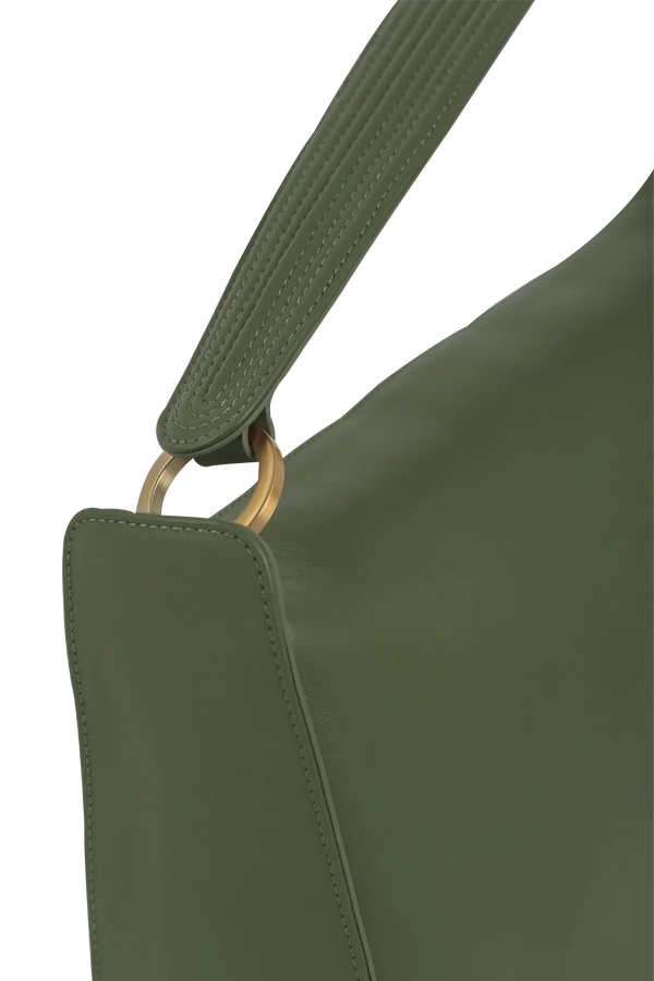 Bolsa de ombro em couro legítimo na cor preta com fechamento seguro e alça ajustável confortável, design sofisticado e funcional ideal para o dia a dia.