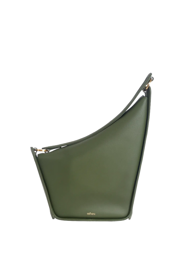 Bolsa de ombro em couro legítimo na cor preta com fechamento seguro e alça ajustável confortável, design sofisticado e funcional ideal para o dia a dia.