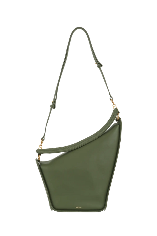 Bolsa de ombro em couro legítimo na cor preta com fechamento seguro e alça ajustável confortável, design sofisticado e funcional ideal para o dia a dia.