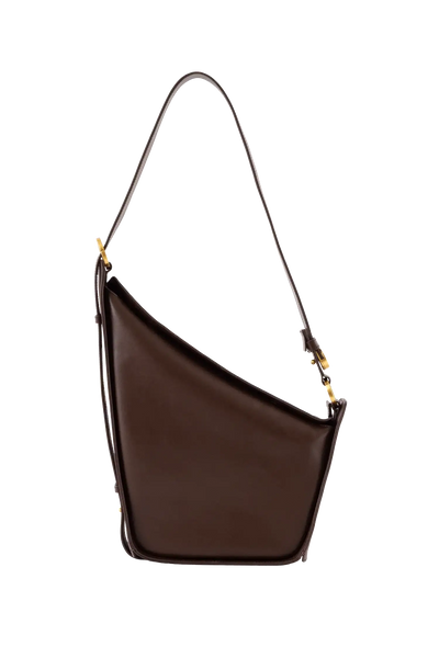 Bolsa em couro legítimo na cor marrom claro com fechamento por zíper e alça de ombro confortável, design sofisticado e funcional ideal para o dia a dia.